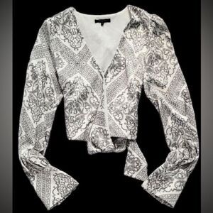 En Saison white & black scarf print wrap silky wide cuffs blouse size M NWOT